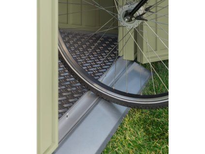 https://images.hoermann-cloud.de/website/global/home_owners/storage_space_systems/New_SE/Juno-Geraetehaus_Bodenrampe_02.jpg?ar=16%3A11&auto=compress%2Cformat&fit=crop&fm=webp&ixlib=php-2.1.1&q=80&rect=0%2C500%2C3000%2C2000&w=370&s=774cfb7a5c260e3a6b95a7cb0810d2f8